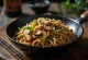 Mantarlı Yakisoba, sebzeler ve erişte ile servis edilmiş, susam ve kişnişle süslenmiş