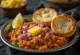 Taze yapılmış Pav Bhaji, çıtır ekmek ve baharatlı sebze sosu ile