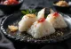 Salamura erik ve nori yosunu yaprakları ile Japon pirinç topu, Umeboshili Omusubi.
