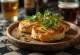 Biralı Welsh rarebit servisi, peynirli soslu, kızarmış ekmek üzerinde