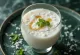 Bardakta servis edilen, Hindistan cevizi rendesi ve taze nane ile yapılmış kefir