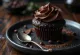 Servis edilmiş bitter çikolatalı cupcake
