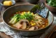 Sebzelerle servis edilen vejetaryen ramen