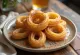 Tarçınlı şeker serpilmiş, taze kızarmış churros