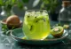 Probiyotik Kivili Kombucha, taze kivi meyvesi ve misket limonu ile servis edilmiş