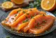 Portakal likörlü Gravlax, taze dereotu ile süslenmiş, portakal likörü tatlarıyla