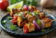Taze kişnişle servis edilen ızgara vegan anticucho, tofu çubukları