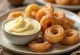 Çikolata sosuyla servis edilmiş churros