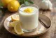 Bardaklarda probiyotik lorlu kefir, limon kabuğu ile süslenmiş