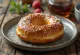 İri tuzla servis edilen Yumuşak Pretzel Donut
