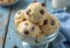 Ben & Jerry’s Cookie Dough dondurması, kurabiye parçaları ve çikolata ile
