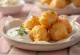 Sarımsak sosu yanında servis edilen çıtır coxinha