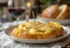 Kürdan batırılmış, servis tabağında sunulan Patatesli Tortilla Pintxo