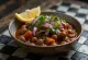 Kala Chana siyah nohutlu Ghugni, taze kişniş ve limon suyu ile servis edilmiş
