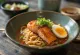 Kızarmış somonlu ramen kasesi, erişte ve malzemelerle