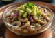 Mantar Ceviche, avokado ve kişniş ile servis edilmiş
