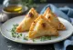 Zeytinli ve sarımsaklı samosa servis edilmiş