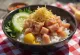 Japon hardalı ve taze sebzelerle servis edilen Chirashi kasesi
