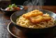 Kızarmış tofu, soya soslu sos ve taze yeşil soğanla servis edilen soğuk udon eriştesi