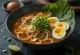 Sarawak laksa, baharatlı hindistan cevizi bazlı çorba, tavuk, erişte ve taze sebzelerle servis edilmiş.