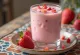 Buz küpleriyle servis edilen, pembe çilekli lassi
